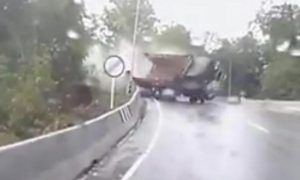 Видеошок: в Таиланде мотоциклист чудом выжил после того, как его снёс грузовик