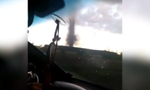 Жители сняли на видео несущийся по Алтайскому краю торнадо
