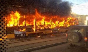 В Красноярске полностью сгорел трамвай, перевозивший десять пассажиров