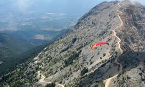 Российская туристка разбилась во время прыжка с парашютом в Турции