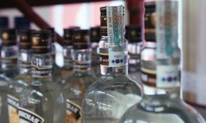 Минпромторг выступил за снижение минимальной цены на бутылку водки в два раза