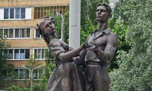 Напряженные соски памятника выпускникам 1941 года возмутили жителей Сергиева Посада