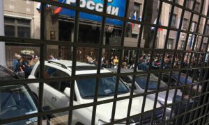 Опубликовано видео задержаний на массовой акции против реновации у здания Госдумы