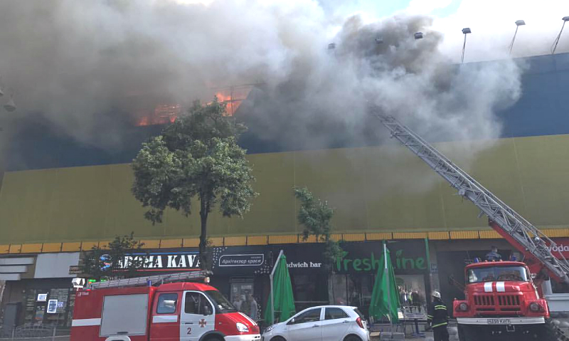 Крещатик в огне: Интернет заполонили кадры пылающего центра Киева 