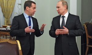 У Путина поднялся, у Медведева упал: опубликован рейтинг президента и премьера в июне
