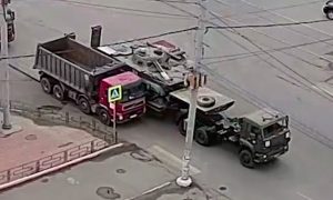 Столкновение везущей военную технику платформы и грузовика попало на видео