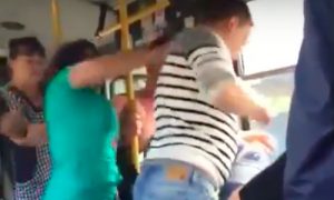 Пьяное побоище сняли на видео пассажиры автобуса в Оренбурге