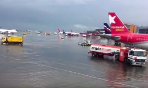 Аэропорт утонул: опубликовано видео плавающих в Шереметьево самолетов