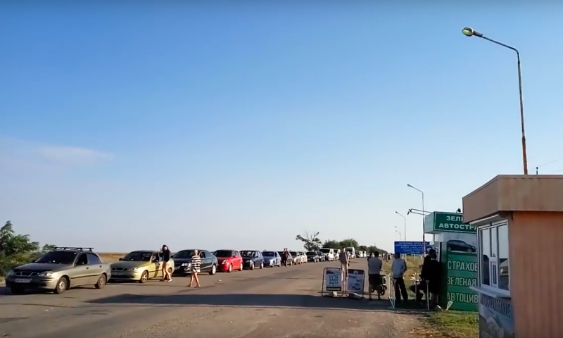 Видео блокирования украинских отдыхающих на границе с Крымом появилось в Сети 