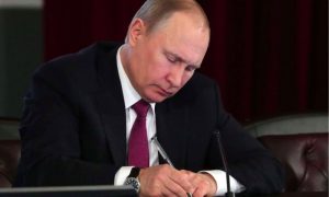 Путин внес поправки в Трудовой кодекс по оплате за сверхурочную работу
