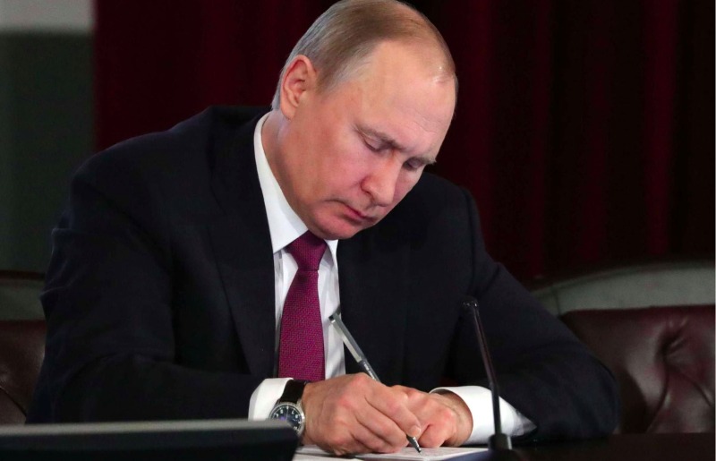 Путин внес поправки в Трудовой кодекс по оплате за сверхурочную работу 