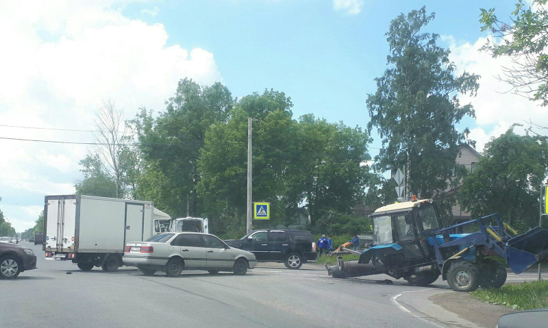 Видео столкновения трактора и фургона KIA в Ленобласти появилось в Сети 