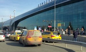 Взявшего с чилийца 50 тысяч рублей за поездку таксиста заставили вернуть деньги