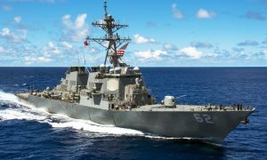 Семь моряков пропали без вести при столкновении эсминца ВМС США с филиппинским контейнеровозом