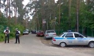 Опубликовано видео с места стрельбы по людям мужчиной в частном доме в Подмосковье