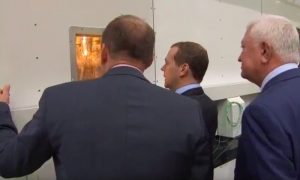 Медведеву доверили лично спаять лазером крыло самолета МС-21 в Ульяновске