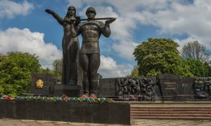 Во Львове начали сбор подписей за снесение памятника советским солдатам