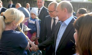 Владимир Путин приехал в аварийный барак обратившейся к нему жительницы Ижевска