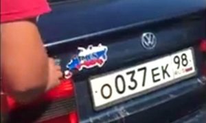 Украинские радикалы напали с матерной бранью на гражданина Молдовы из-за наклейки в виде России на автомобиле