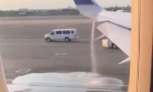 Женщина спасла пассажиров самолета, увидев льющееся из крыла топливо