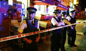 Фургон наехал на прихожан мечети в северной части Лондона: есть погибшие
