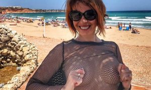 51-летняя Наталья Штурм пытается привлечь внимание, обнажая грудь
