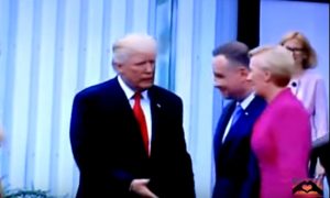 Жена президента Польши проигнорировала протянутую руку Трампа и ввела его в ступор