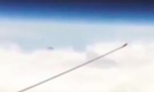 Стремительное летящий НЛО сняли камеры МКС