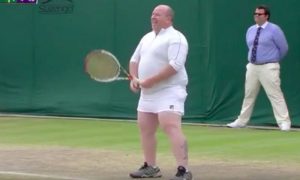 Доставшему теннисистку болельщику пришлось надеть юбку и сыграть против нее