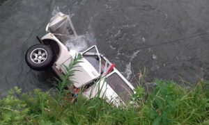 Видео спасения автомобиля с двумя девушками из бурной реки на Сахалине опубликовало МЧС