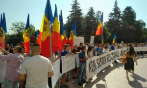 Историческое решение на фоне акций протеста принял парламент Молдовы