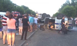 Пьяный водитель взял на таран и перевернул полицейскую машину в Ангарске
