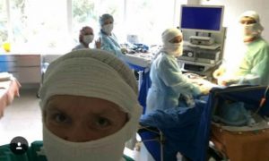 Сургутский хирург-проктолог публиковал селфи во время операций