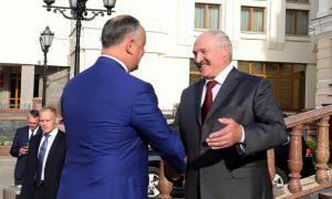 Лукашенко на встрече с Додоном признался в давней любви к Молдове