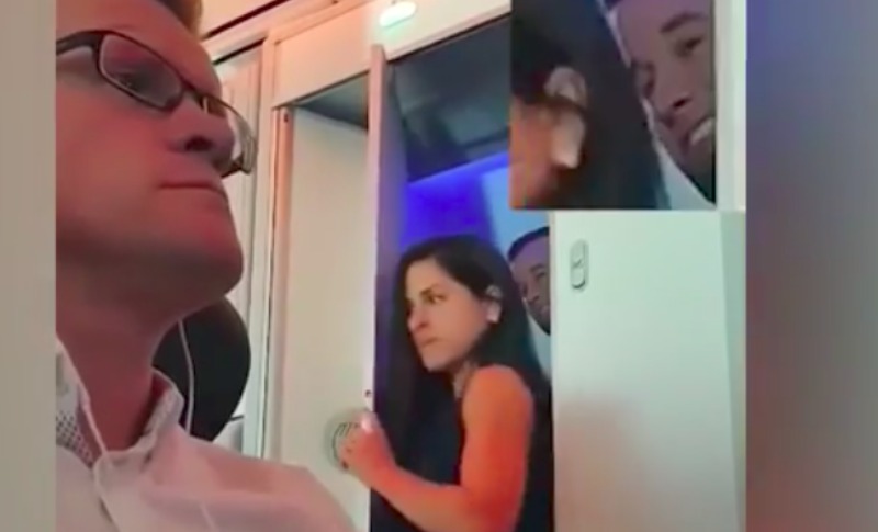 Пассажир самолета выложил в Сеть видео парочки, уединившейся в туалете 