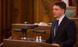 Назвавший русских вшами латвийский депутат отказался ехать в Минск