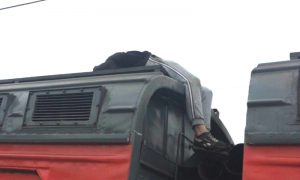 Погибшего зацепера нашли на крыше электрички под Санкт-Петербургом
