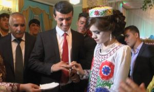 Медсестру выдали замуж за учителя по приказу президента Таджикистана