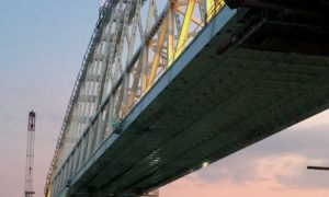 Железнодорожную арку Крымского моста поставили на опоры