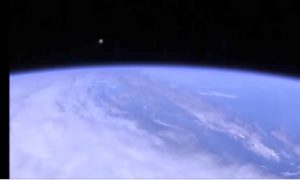 Камера Международной космической станции поймала в объектив НЛО