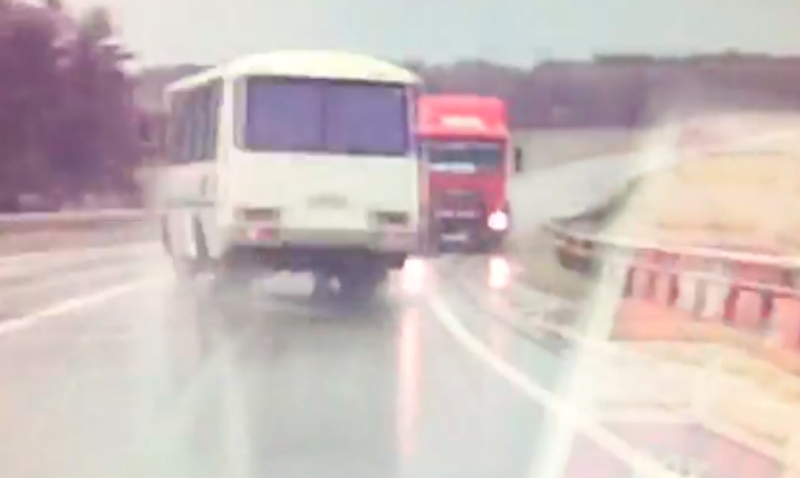 Спасение 25-ти жизней водителем автобуса сняла камера видеорегистратора 