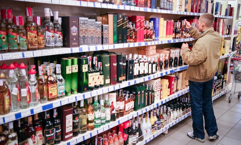 В Госдуме предложили запретить работу алкомаркетов по выходным 