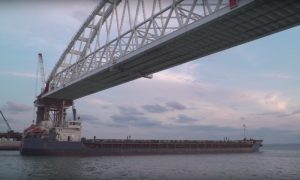 Опубликовано видео первого прохода судна под железнодорожной аркой моста в Крым