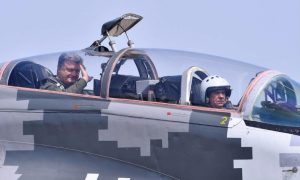 Тренировочный побег: Сеть посмеялась над полетом Порошенко в истребителе