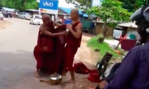 Драка двух монахов шокировала пользователей Интернета