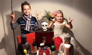 Джигурда приобщает детей к оккультным ритуалам