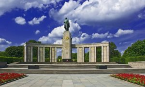Современный последователь Гитлера помочился на памятник советским солдатам в Берлине