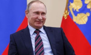 Россияне по-прежнему безоговорочно доверяют Путину и одобряют его работу
