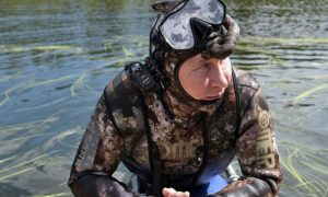 Опубликованы кадры подводной охоты Путина на щуку в Туве