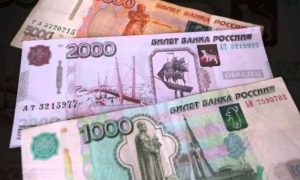 Банк России вводит в оборот пластиковые деньги